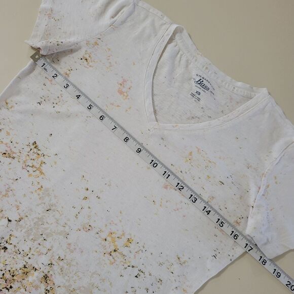 G.H. Bass Women's Ivory Floral V-neck Short Sleeve Tee - Picture 3 of 10